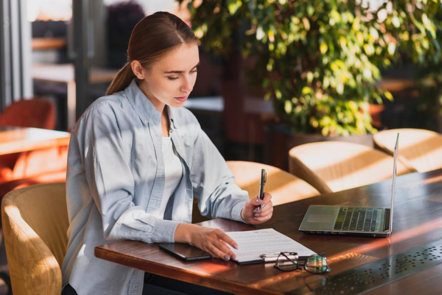 Mesa de trabajo con documentos financieros y calculadora